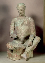 Buddha sittende i meditasjon, fra Fondukistan, 7.-8. århundre (terrakotta)